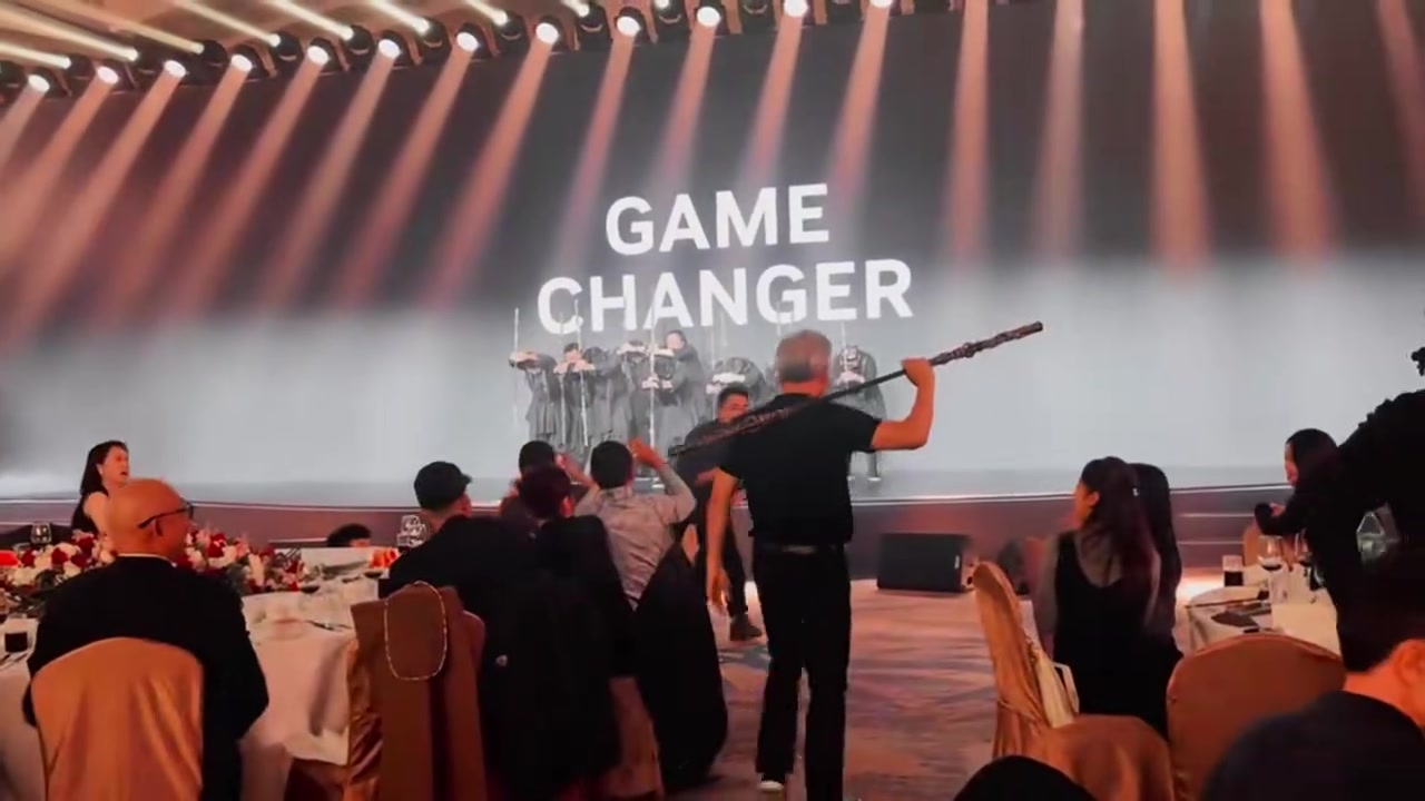 英伟达CEO黄仁勋年会耍金箍棒表演:此前还说黑神话悟空世界第一